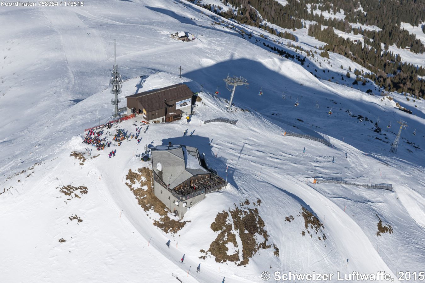 Piz Scalottas, 2324 M.ü.M. (Position 2'758'412.04, 1'176'588.13) - Oberer Bildrand Mitte: June-Hütte